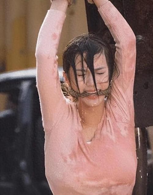 女明星尿裤子的搞笑视频_憋尿穿的裤子_女明星憋尿憋到尿裤子