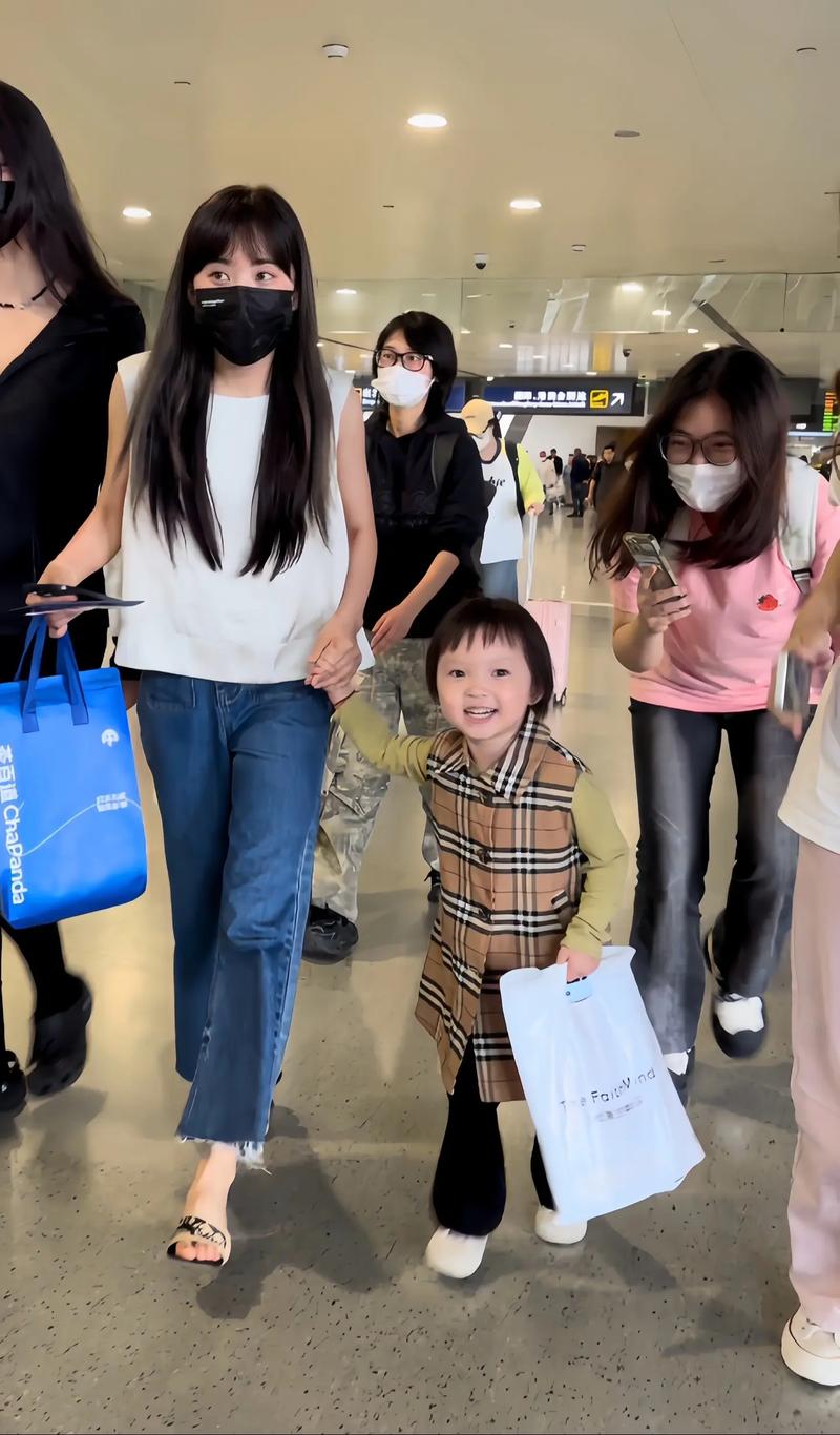 娱乐圈宝宝扎堆报到！最近明星们的带娃日常太有看点