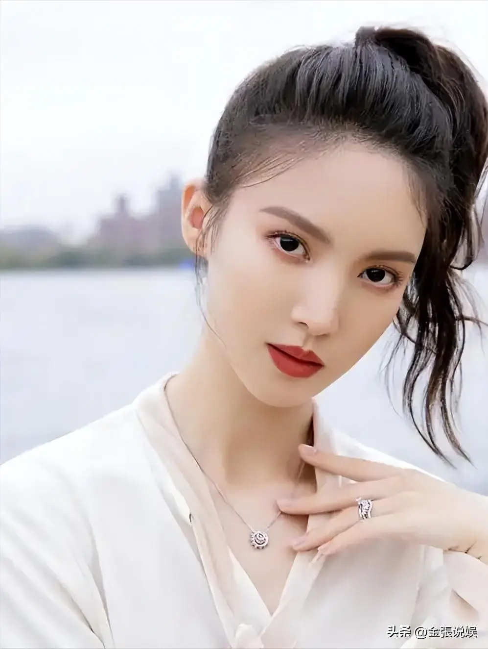 女明星脸上有疤痕_金晨鼻子翻车 高清镜头暴露疤痕 网友质疑演技外貌