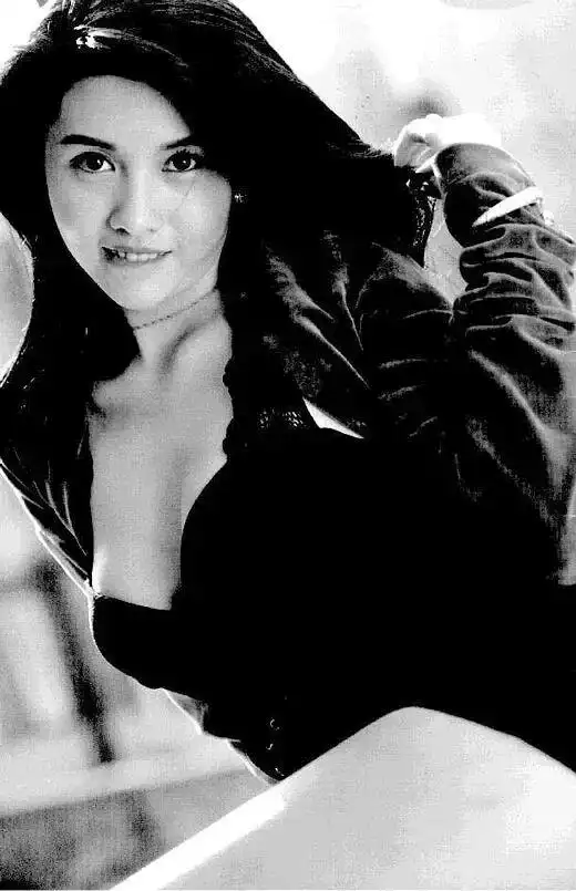 中国女明星邱淑贞_邱淑贞女儿美貌遗传_邱淑贞二女儿沈日