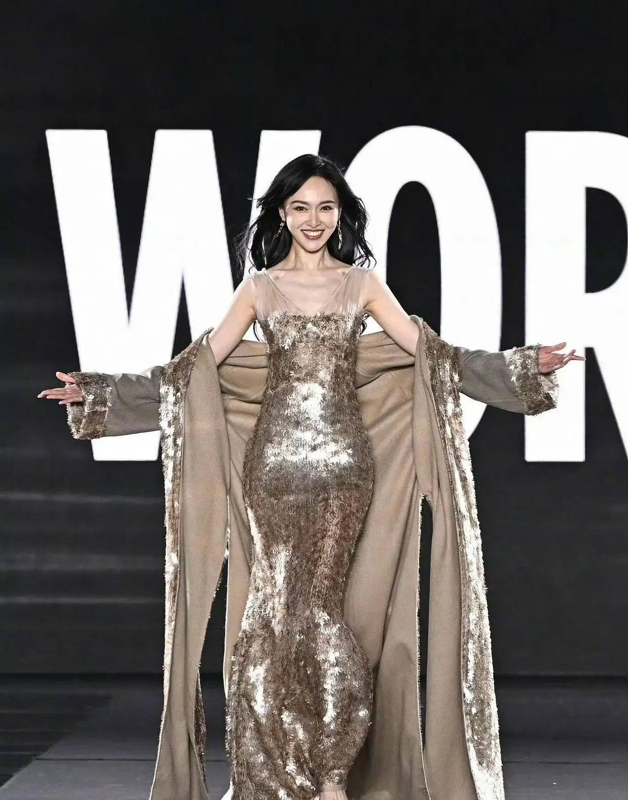 女明星紧身裤图片_唐嫣紧身衣身材 松弛穿搭 唐嫣时尚转型